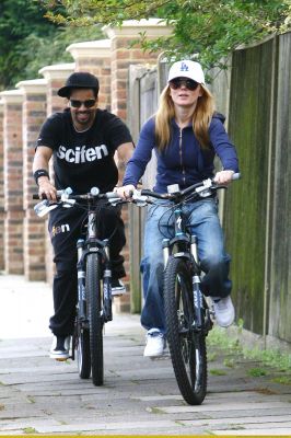 SGFB_Geri_Halliwell_biking_in_London00001.jpg