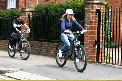 SGFB_Geri_Halliwell_biking_in_London00003.jpg