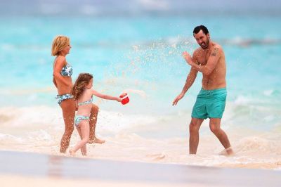 Geri+Halliwell+is+seen+enjoying+a+day+at+the+beach+with+daughter+Bluebell+and+new+boyfriend+Louis+Buckworth_(3).jpg