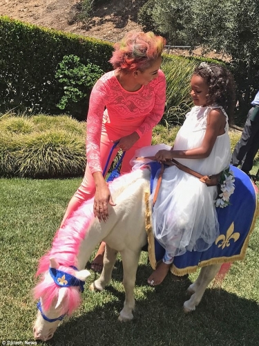 Click to view full size image
==============
SGFB_Bday00005.jpg SGFB_Bday00005.jpg