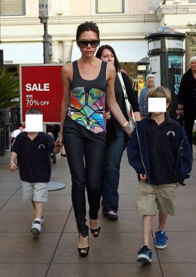 gallery_enlarged-victoria-beckham-sons-the-grove-phtoos-01072010-015_.jpg