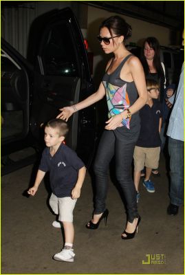Click to view full size image
==============
victoria-beckham-family-feature-21.jpg victoria-beckham-family-feature-21.jpg