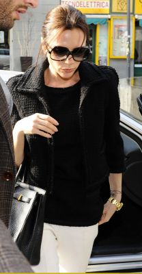 Click to view full size image
==============
vb-shopping-in-milan-20100208-41_122_235lo_(25).jpg vb-shopping-in-milan-20100208-41_122_235lo_(25).jpg