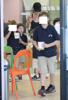 Click to view full size image
==============
VBeckhamConnor_011110_10_.jpg VBeckhamConnor_011110_10_.jpg