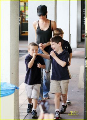 Click to view full size image
==============
victoria-beckham-dresses-down-07.jpg victoria-beckham-dresses-down-07.jpg