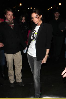 40696_Victoria_Beckham_Mercedes_020_122_49lo_(26).jpg