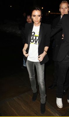 Victoria_Beckham_2010-02-12_-_At_MBFW_in_NY_5250_122_1059lo_(2).jpg