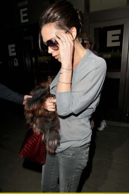 Victoria_Beckham_JFK_LAX_airport644.jpg