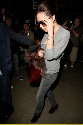 Victoria_Beckham_JFK_LAX_airport649.jpg