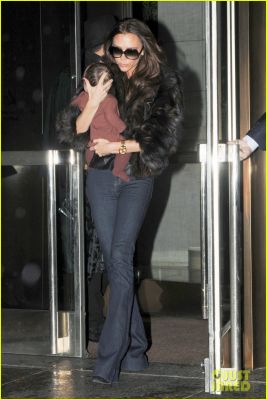 Click to view full size image
==============
victoria-beckham-harper-jfk-01.jpg victoria-beckham-harper-jfk-01.jpg