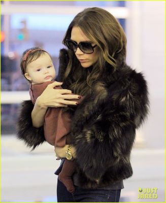 victoria-beckham-harper-jfk-02.jpg
