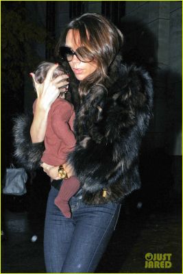 victoria-beckham-harper-jfk-07.jpg