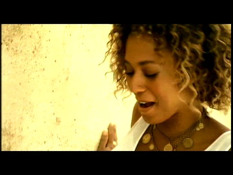 lullaby_clipe_(34).jpg lullaby_clipe_(34).jpg