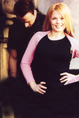 Click to view full size image
==============
look_at_me_making_off_(3).jpg look_at_me_making_off_(3).jpg