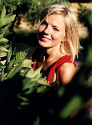 Click to view full size image
==============
red_dress_(5).jpg red_dress_(5).jpg